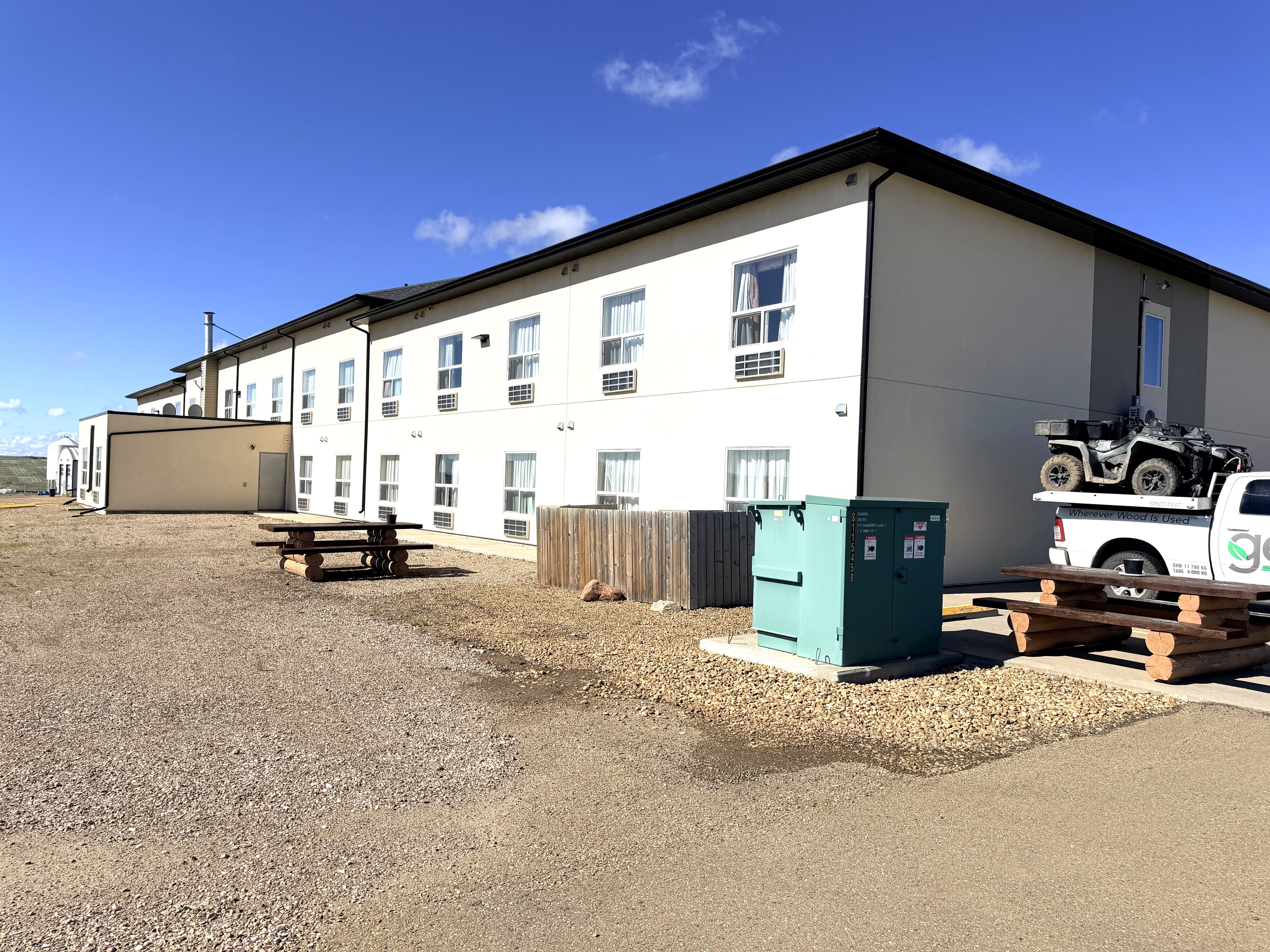 Hotel Back – Parking & Lodge