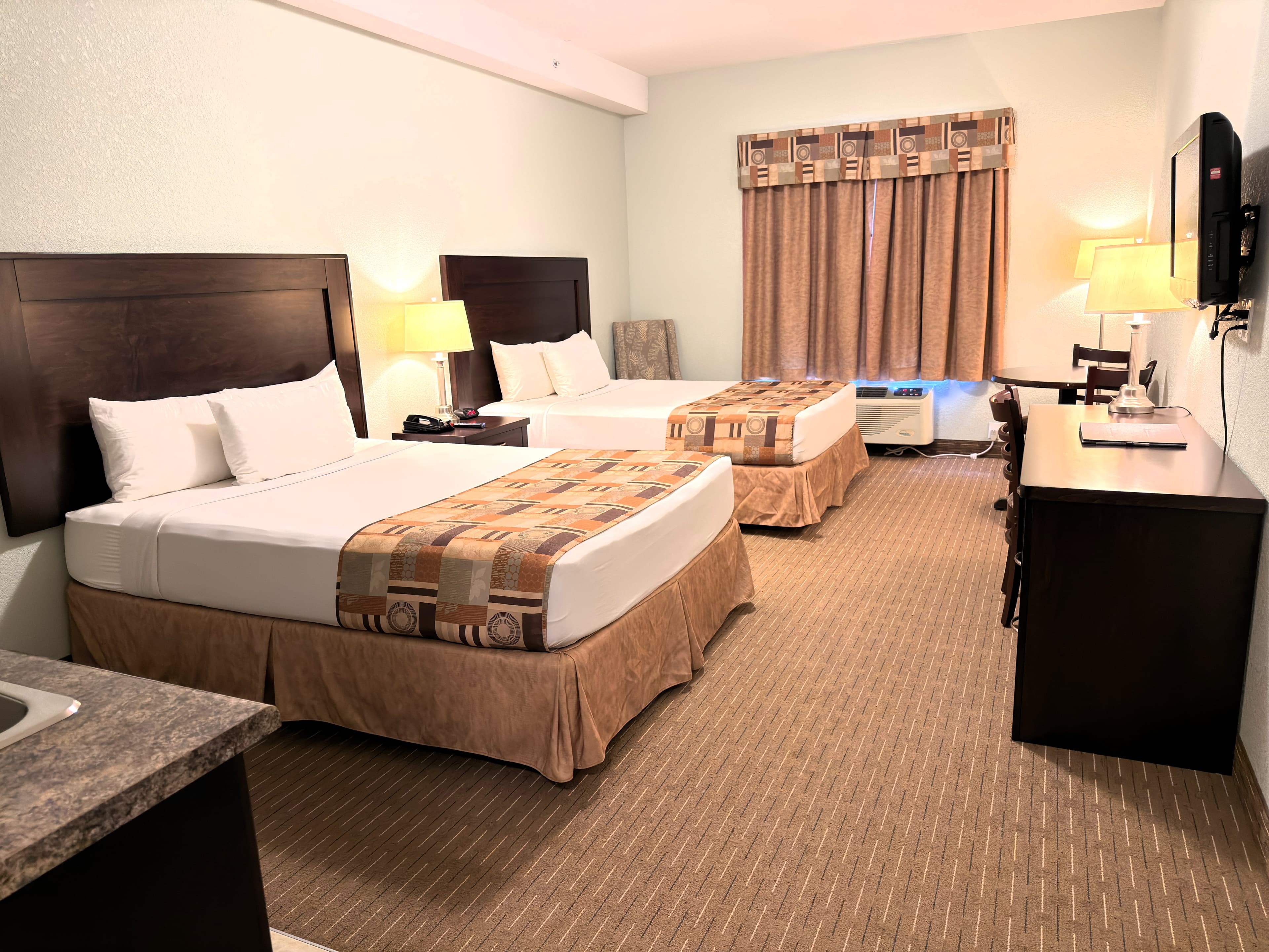2 Queen Beds with Wet Bar
