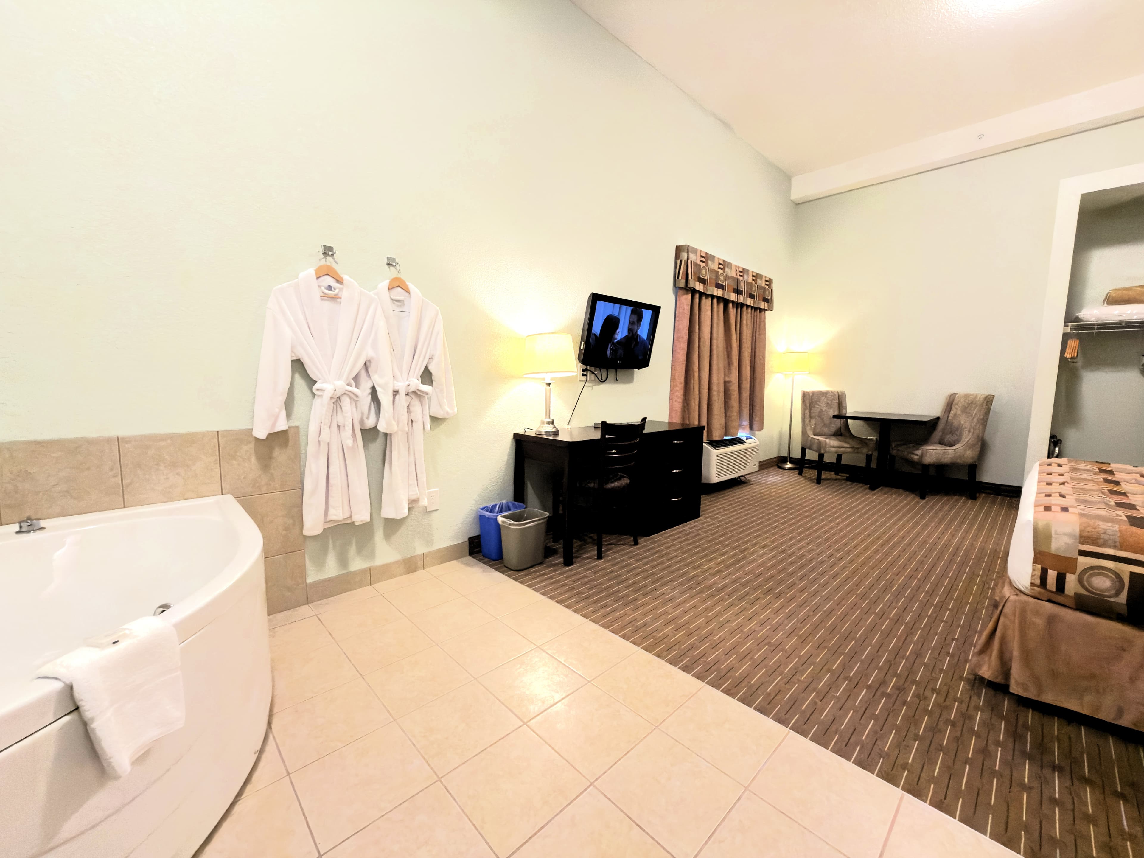 Honeymoon Jacuzzi Suite