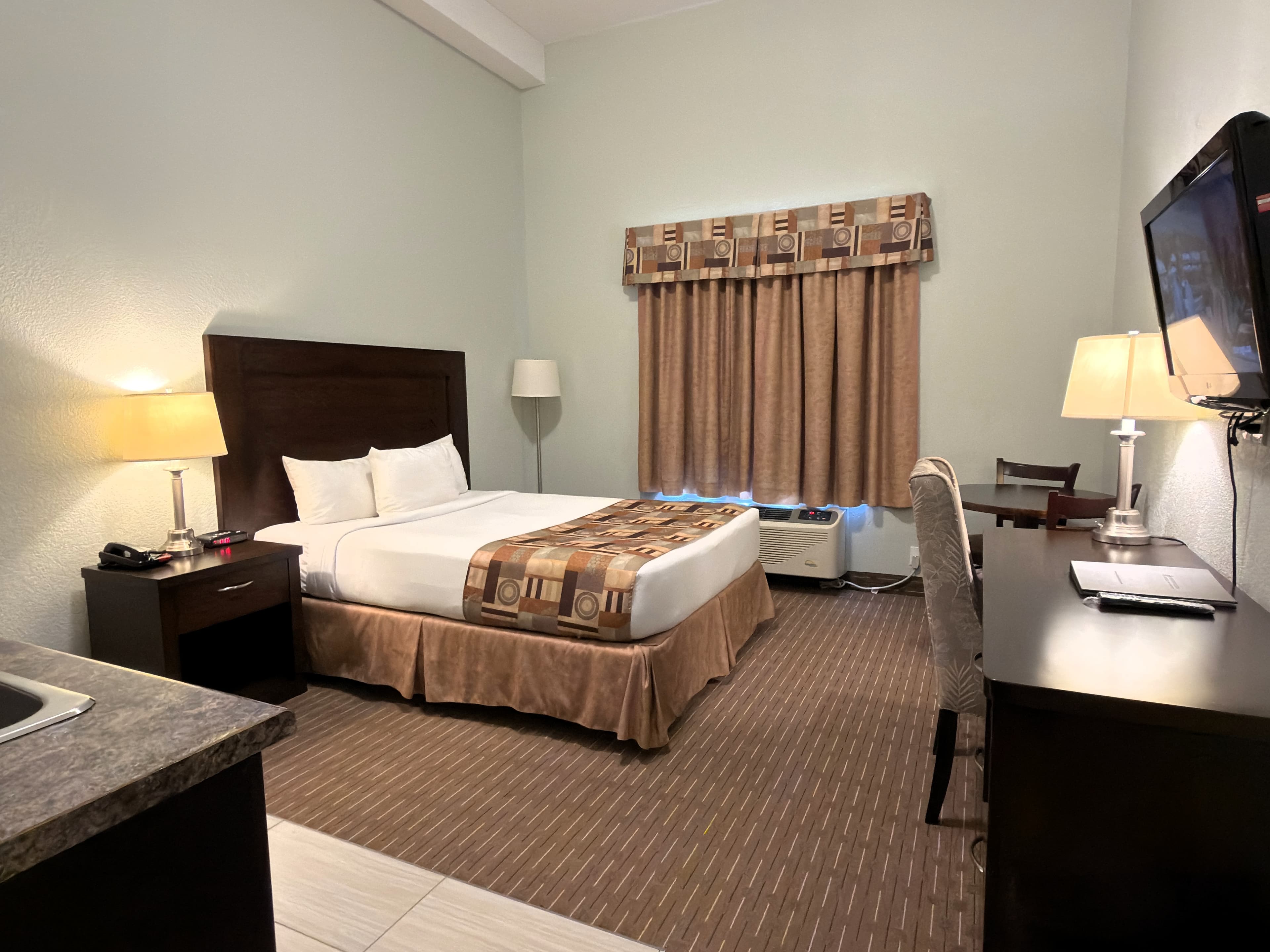 Queen Suite with Wet Bar